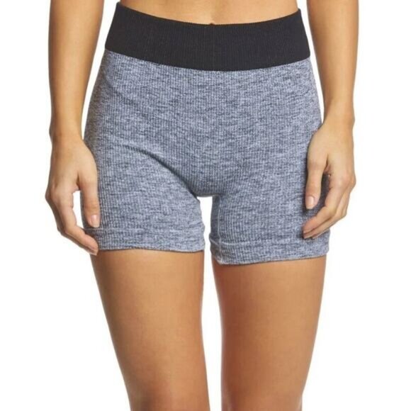 NWT FREE PEOPLE Movement Seamless Short Size XS Small Black - Picture 3 of 8